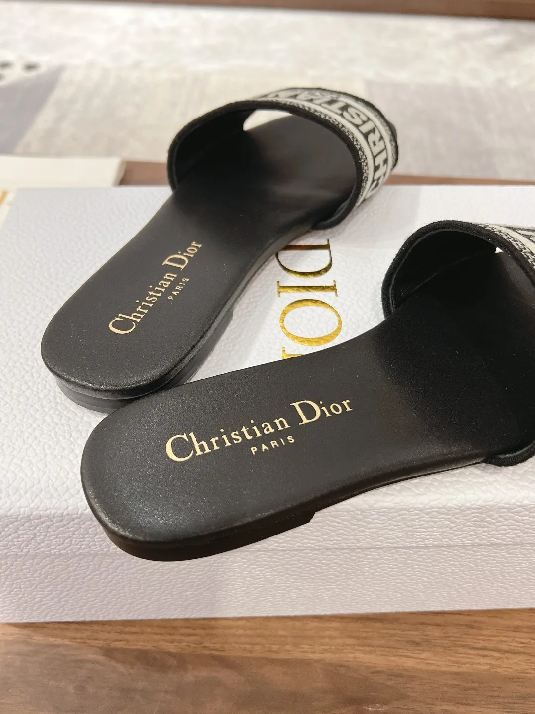 👟👟Ex-factory price 420👟👟 Dior • Dior 2024 DWAY spring and summer new one-word embroidered slippers •Top purchasing version CD letter logo three-dimensional embroidered cylindrical heel sandals Square toe thick heel jelly color open-toe slippers Upper: Original consistent high-temperature water-soluble cotton electro-embroidered technical silk fabric Lining: Water-dyed sheepskin lining Outsole: Italian genuine leather outsole Heel height: 1.5CM/4.5CM Code number: 34-43 (34.40.41.42.43 is customized and cannot be returned or exchanged)